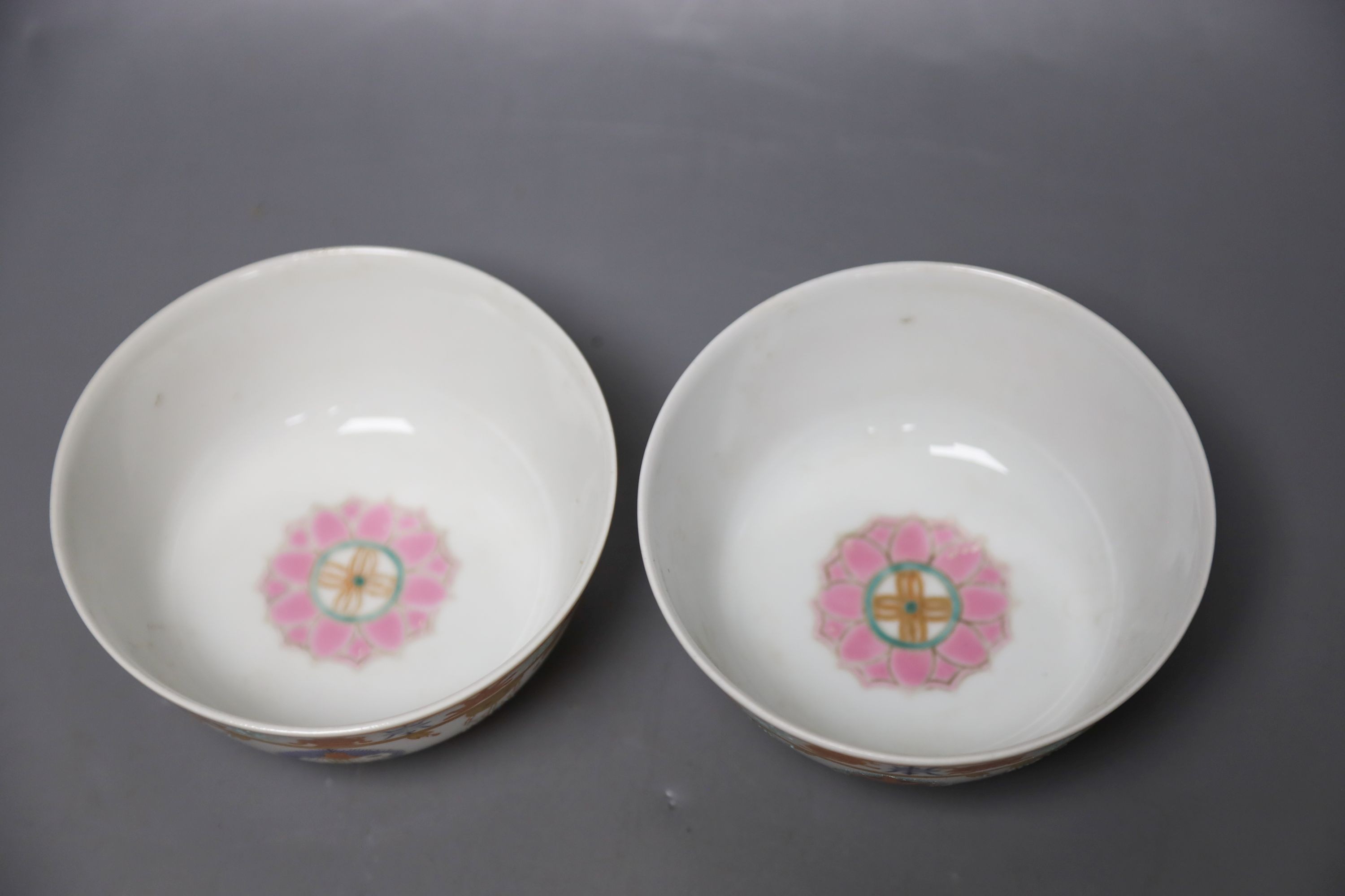 A pair of Chinese famille rose bowls, 12cm